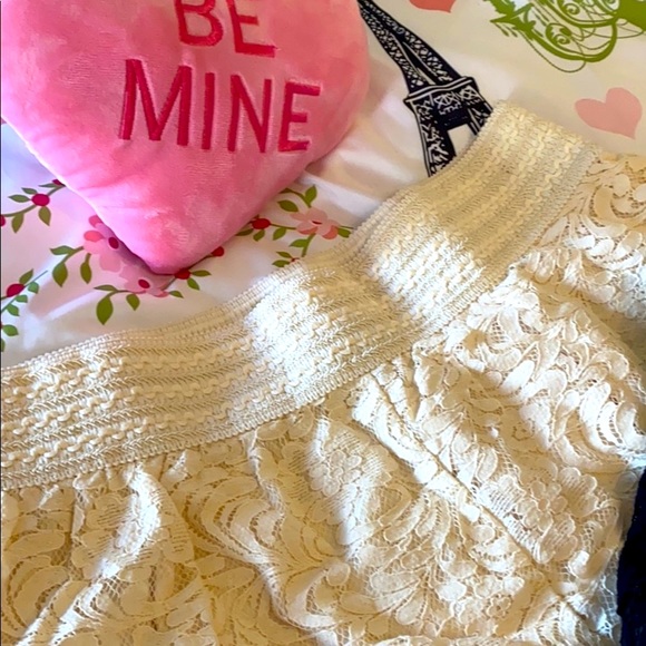 NEW Lace shorts in ivory or black - Picture 2 of 8